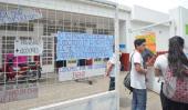 RECLAMO. Los chicos empapelaron con afiches informativos la entrada a la escuela (José Hernández / La Voz).