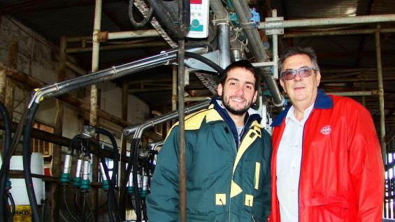 En la línea. Marcos Angelitti, asesor veterinario, junto a Gustavo Torre, propietario del establecimiento Campo San Juan, en la sala de ordeño del tambo. (gentileza Agreste) En la línea. Marcos Angelitti, asesor veterinario, junto a Gustavo Torre, propietario del establecimiento Campo San Juan, en la sala de ordeño del tambo. (gentileza Agreste)