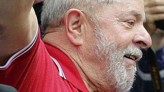 Posicionado. Lula lidera los sondeos de intención de voto. Posicionado. Lula lidera los sondeos de intención de voto.