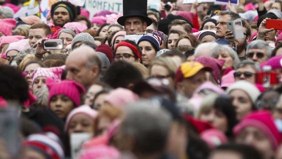 MANIFESTANTES. En la Marcha de Mujeres, en Washington (AP/John Minchillo).