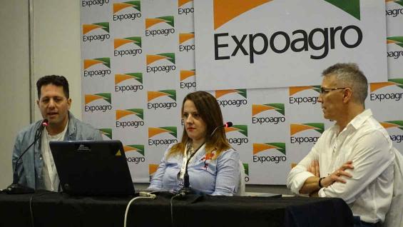 Cristian Russo, jefe de la GEA, presentando en Expoagro el informe nacional con los datos a marzo (Prensa BCR)