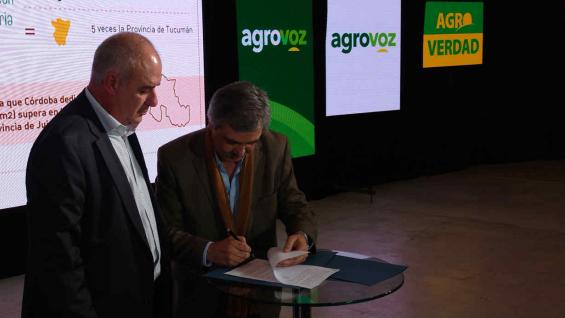 Grahovac firma el convenio y el presidente de la Bolsa de Cereales, Luis Macario, lo observa (Agrovoz) Grahovac firma el convenio y el presidente de la Bolsa de Cereales, Luis Macario, lo observa (Agrovoz)