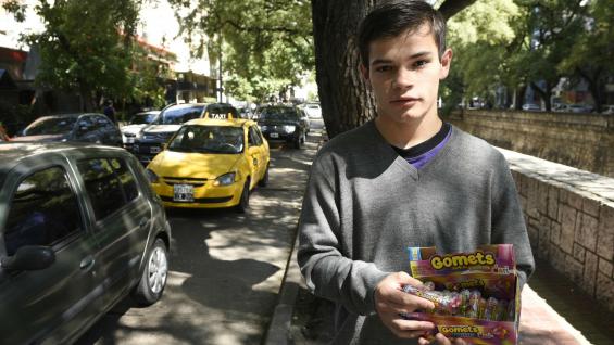 Leandro. Vende turrones en las calles de la ciudad de Córdoba (Ramiro Pereyra). Leandro. Vende turrones en las calles de la ciudad de Córdoba (Ramiro Pereyra).