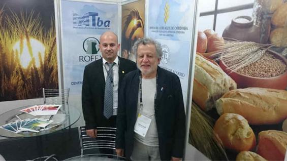 ABITRIGO. Buteler, y César Alonso, integrante del Departamento de Información Agroeconómica (DIA) de la institución, en el stand argentino.