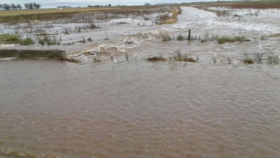 Caminos de la red secundaria afectados por las inundaciones en el este provincial (La Voz).