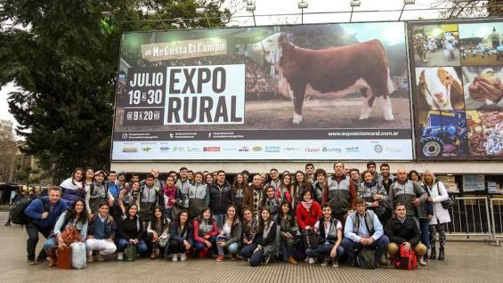 La delegación de la FCA antes de ingresar a la Expo de Palermo. (Prensa UNC) La delegación de la FCA antes de ingresar a la Expo de Palermo. (Prensa UNC).