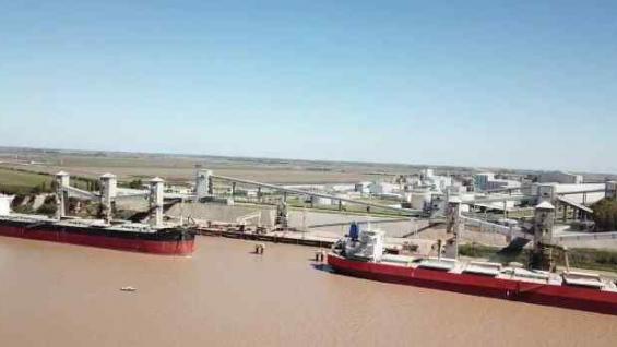 BUQUES. Están obligados a salir con menos carga del puerto para no encallar. (Gentileza BCR)