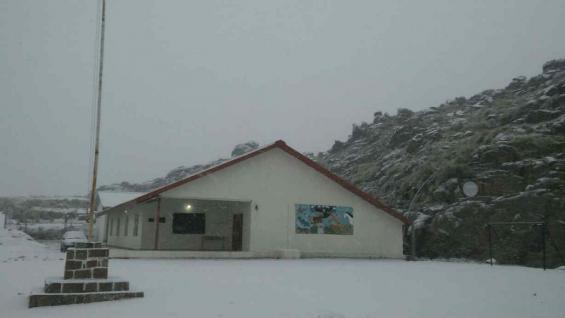 La escuelita de Pampa de Achala, con un manto blanco. Foto de Juan Negretti.