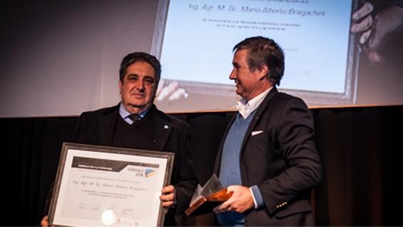 BRAGACHINI. El histórico referente del Inta Manfredi, al recibir el diploma de Cita. (Inta Informa)