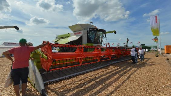 Kit de trilla. La cosechadora Lexion 780, fabricada por Claas en Alemania, con la plataforma draper de 47 pies “made in Argentina”, en la vidriera de Expoagro. (javier cortéz / enviado especial) Kit de trilla. La cosechadora Lexion 780, fabricada por Claas en Alemania, con la plataforma draper de 47 pies “made in Argentina”, en la vidriera de Expoagro. (javier cortéz / enviado especial)