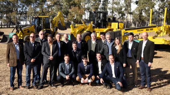 EQUIPO. El presidente de Pauny, Raúl Giai Levra; y el vicepresidente, José María López; junto a sus hijos Pablo Giai Levra y Juan Manuel y Gaspar López; el titular de la unidad vial, Fernando Coiset; y gran parte del staff de la fábrica de tractores de Las Varillas (Ramiro Pereyra) EQUIPO. El presidente de Pauny, Raúl Giai Levra; y el vicepresidente, José María López; junto a sus hijos Pablo Giai Levra y Juan Manuel y Gaspar López; el titular de la unidad vial, Fernando Coiset; y gran parte del staff de la fábrica de tractores de Las Varillas (Ramiro Pereyra)