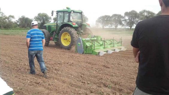 PAPAS. Escañuela también mostró una nueva fresadora