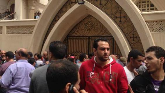 Familiares y espectadores se reúnen fuera de una iglesia después de un atentado con bomba en la ciudad de Tanta. (AP) Familiares y espectadores se reúnen fuera de una iglesia después de un atentado con bomba en la ciudad de Tanta. (AP)