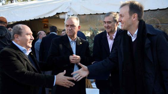 DIÁLOGOS. El presidente de Pauny saluda al gerente Comercial y de Marketing de La Voz, Pablo Bianco. Observan José María López, vice de Pauny; y Carlos Petroli, editor de Agrovoz (Ramiro Pereyra) DIÁLOGOS. El presidente de Pauny saluda al gerente Comercial y de Marketing de La Voz, Pablo Bianco. Observan José María López, vice de Pauny; y Carlos Petroli, editor de Agrovoz (Ramiro Pereyra)