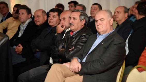 AUTORIDADES. Antonio Picca (Consorcios Camineros) y Hugo Ribba (director nacional de Maquinaria Agroindustrial), en primera fila (Ramiro Pereyra) AUTORIDADES. Antonio Picca (Consorcios Camineros) y Hugo Ribba (director nacional de Maquinaria Agroindustrial), en primera fila (Ramiro Pereyra)