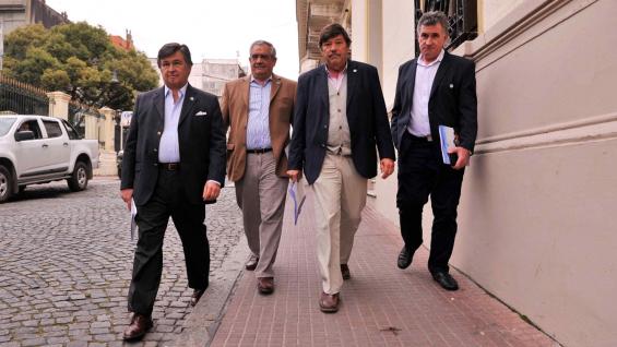 RURALISTAS. Los cuatro presidentes de la Mesa de Enlace llegando a la reunión con Fernández. (Maxi Failla / Clarín) RURALISTAS. Los cuatro presidentes de la Mesa de Enlace llegando a la reunión con Fernández. (Maxi Failla / Clarín)
