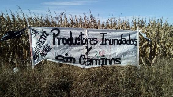 CARTELES. En el lugar de la protesta, hay carteles de los productores que piden medidas de la Provincia. (Gentileza Guillermo Biolatto)