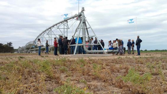 TECNOLOGÍA. En una jornada organizada por el Inta Manfredi, numerosos productores y asesores se acercaron para conocer las últimas novedades tecnológicas en la utilización de riego. (LA VOZ)
