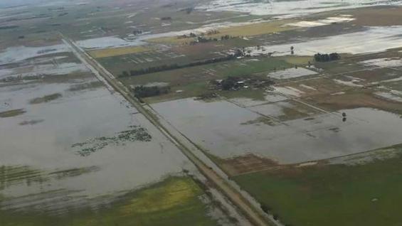 INUNDACIONES. La ruta 4, desbordada por el agua.