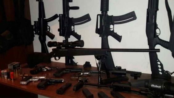 Parte del arsenal secuestrado (Foto: Policía de Tigre).