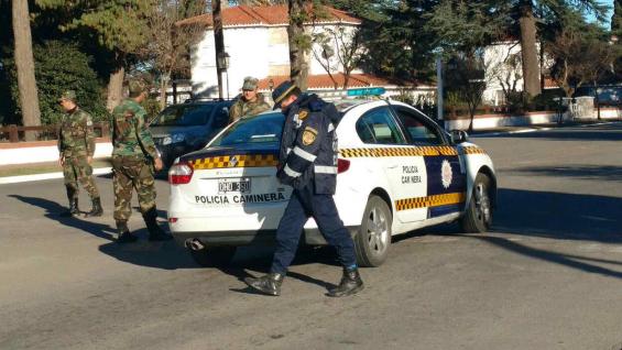 Fuerte custodia policial para todos los colectivos que saldrán a trabajar (La Voz). Fuerte custodia policial para todos los colectivos que saldrán a trabajar (La Voz).