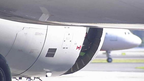 Un avión aterriza de emergencia en Sídney debido a un enorme agujero en un motor — FOTOS