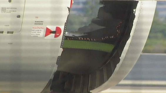 Un avión aterriza de emergencia en Sídney debido a un enorme agujero en un motor — FOTOS
