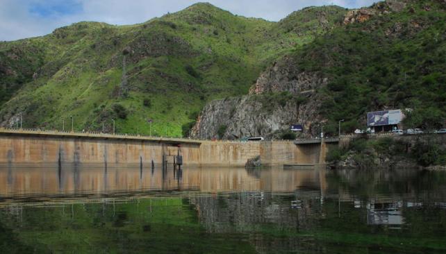 El San Roque. No puede ocupar toda su capacidad porque Villa Carlos Paz avanzó sobre costas que, con el lago lleno, se inundarían (La Voz).