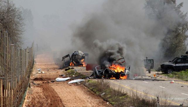 Bajo fuego. Dos vehículos militares israelíes quedaron totalmente destruidos por el ataque que se atribuyó el grupo chiíta libanés Hizbollah (AP).
