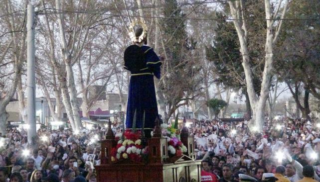 Marchando con el santo. Los fieles que cada año participan de la procesión religiosa multiplican varias veces  a los 12 mil habitantes de Villa de Soto y le cambian la fisonomía a la localidad por una semana. (Gentileza TDC RED)