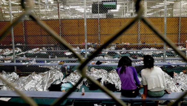 Dos chicas miran un partido del Mundial en el centro que aloja a menores migrantes de Centroamérica en Nogales, Arizona (AP).