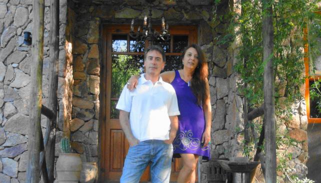 Alejandro y Myriam. En 2001 dejaron sus trabajos en Buenos Aires e instalaron una posada en Yacanto, junto a sus hijos (LaVoz).