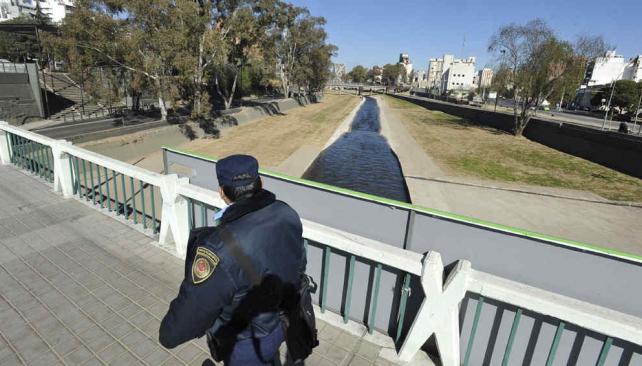 PUENTE SARMIENTO. De donde fue arrojado el perro (Ramiro Pereyra/Archivo).