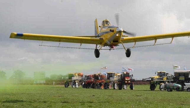 Demostración de pulverización aérea para protección de cultivos (Prensa Agroactiva).
