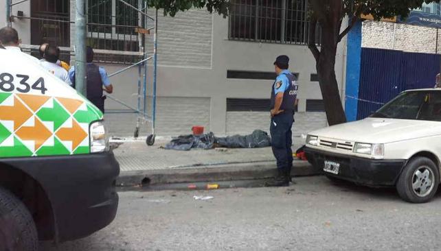 BARRIO GENERAL PAZ. Un obrero cayó de un andamio y murió (Foto de Twitter @Triheredia).