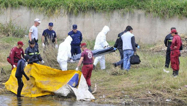 El peor final. Abril fue encontrada a un costado del río, donde la crecida ya había bajado (José Gabriel Hernández/La Voz).