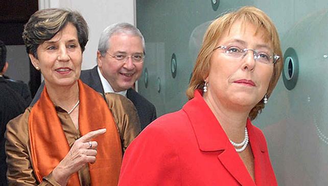 Mujeres. En el Día de la Mujer, Bachelet anunció que Isabel Allende (izquierda) le tomará juramento (AP).