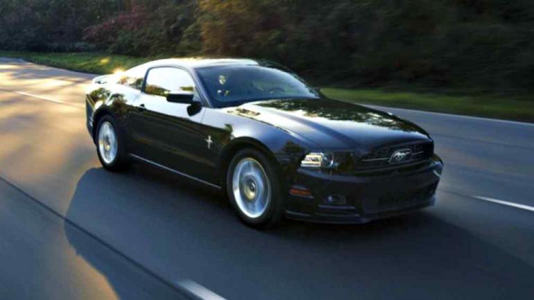 ESCORPIO. Ford Mustang negro (Foto Mundo Maipú). ESCORPIO. Ford Mustang negro (Foto Mundo Maipú).