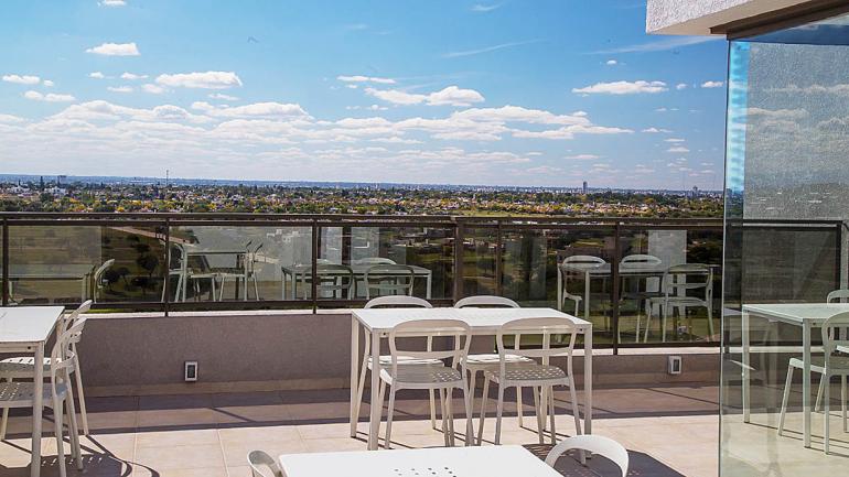 En la terraza encontraras un espacio fresco y con vista a las sierras, quinchos con asadores, un gimnasio completamente equipado. (Grupo Edisur) En la terraza encontraras un espacio fresco y con vista a las sierras, quinchos con asadores, un gimnasio completamente equipado. (Grupo Edisur)