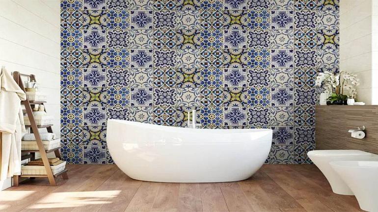 En los baños podemos lograr especial protagonismo combinando azulejos azules y artefactos de color blanco. (Grupo Edisur)