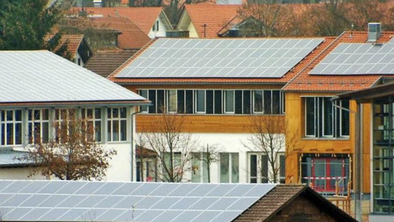 En Wildpoldsried se pueden observar 7 aerogeneradores y múltiples paneles solares instalados en los establos y las casas. (Grupo Edisur)