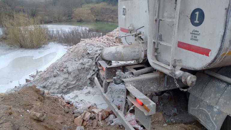 En infracción. El camión, arrojando los efluentes, cuando fue detectado por las autoridades. (Policía Ambiental)