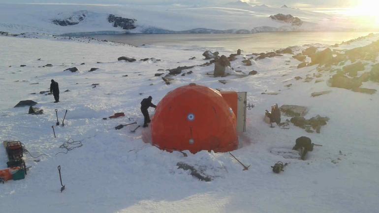 A prueba. El domo albergó a ocho personas en plena Antártida.