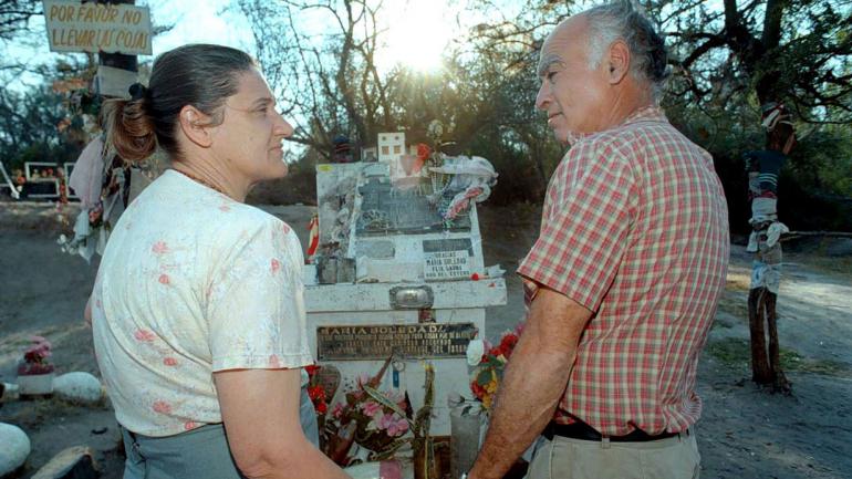 ADA Y ELÍAS. Los padres de Sole, en el lugar donde hallaron el cadáver de su hija. Hoy hay un santuario en su memoria (La Voz/Archivo). ADA Y ELÍAS. Los padres de Sole, en el lugar donde hallaron el cadáver de su hija. Hoy hay un santuario en su memoria (La Voz/Archivo).