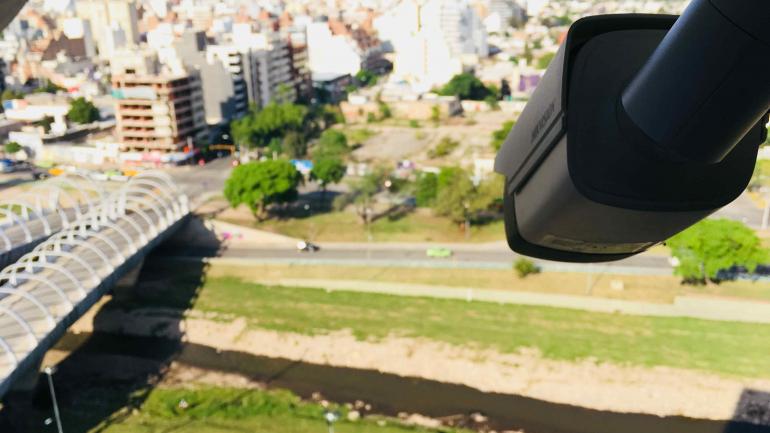 Una cámara de seguridad instalada en el Centro Cívico es la primera prueba piloto para crear estaciones automáticas que alerten sobre crecidas repentinas. (Pedro Castillo)