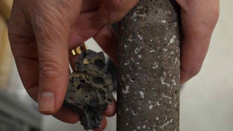 ROCA. Antes y después: el basalto poroso (izquierda) y el basalto con el CO2 mineralizado en los poros. (BBC)