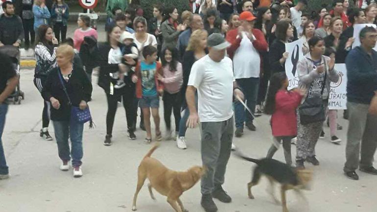 MARCHA. Vecinos pidieron Justicia y una condena ejemplar para los que maltrataron y mataron al perro