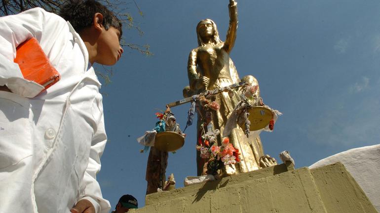 SANTUARIO. Estudiantes le dejan sus cuadernos a María Soledad (La Voz/Archivo). SANTUARIO. Estudiantes le dejan sus cuadernos a María Soledad (La Voz/Archivo).