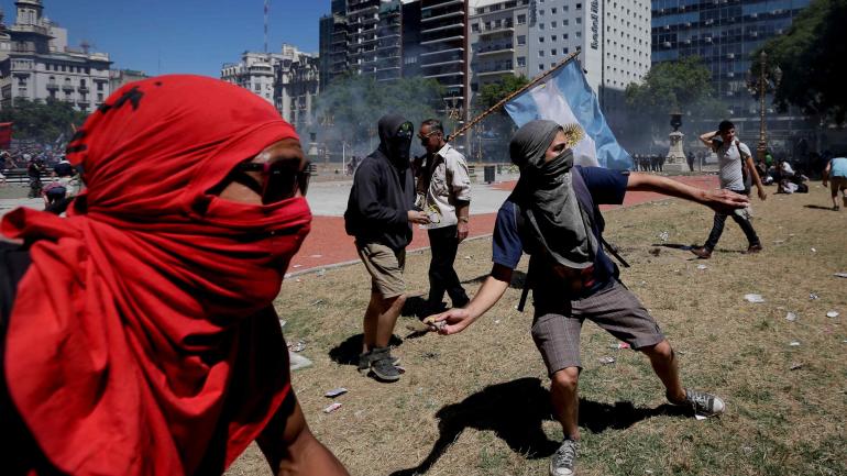 Reforma Previsional: batalla campal y detenciones en inmediaciones del Congreso Reforma Previsional: batalla campal y detenciones en inmediaciones del Congreso
