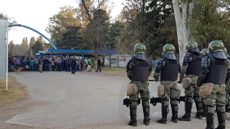  Third river. The gendarmes, inside the military factory. Outside, employees and family. (La Voz) 
